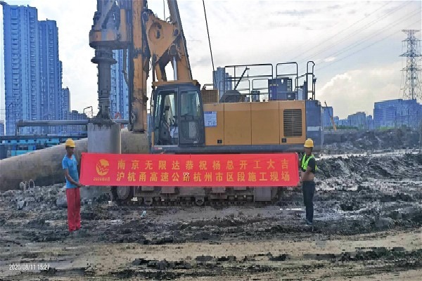 沪杭甬高速公路杭州市区段施工现场.jpg