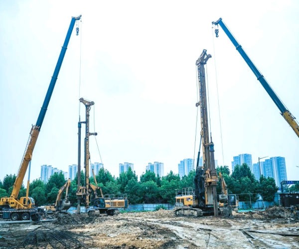 徐工旋挖钻机强基固本，为城市焕新.jpg