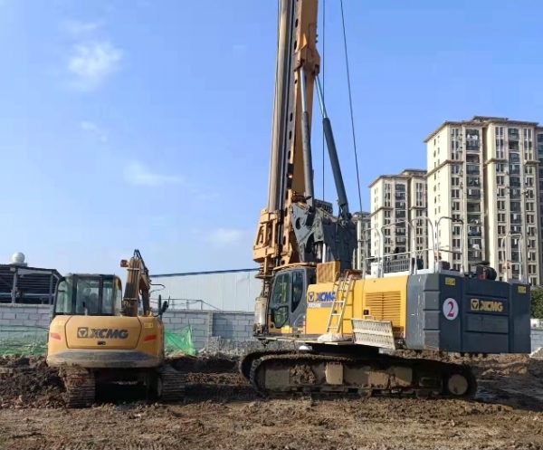 中小型旋挖钻机忙碌在房建桩施工一线.jpg
